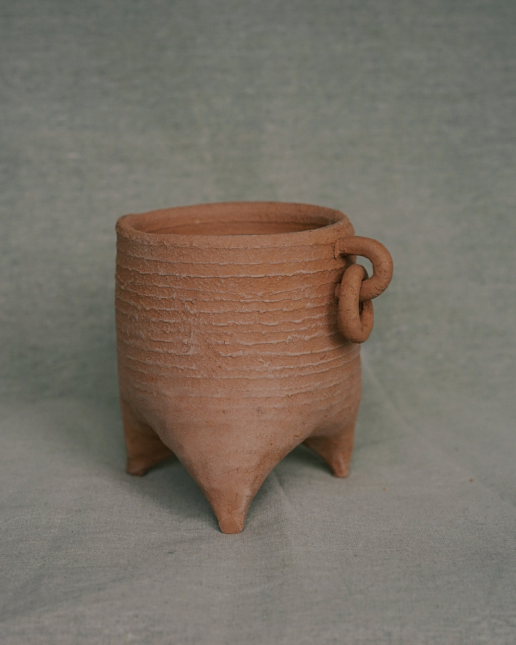 Terracotta Loop Tripod Pot